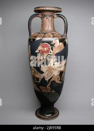 Amphora (pot de stockage), 340-330 BCE. Vaisseau en terre cuite à col étroit et petites poignées incurvées, zones noires indiquant les parties perdues d'une scène de bataille. Banque D'Images