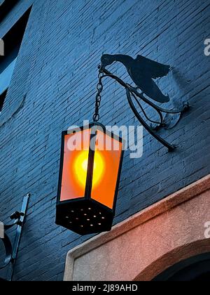 Lumière suspendue , Sniffen court, quartier historique de Murray Hill, New York Banque D'Images