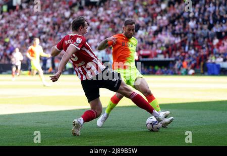 Sander Berge de Sheffield United (à gauche) et Steve Cook de Nottingham Forest se battent pour le ballon lors de la demi-finale du championnat Sky Bet, match de première jambe à Bramal Lane, Sheffield. Date de la photo: Samedi 14 mai 2022. Banque D'Images