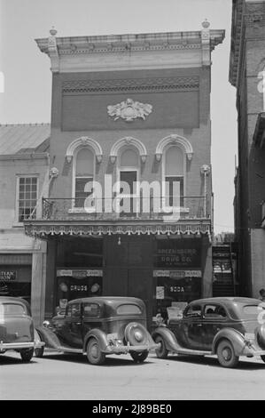 [Photo sans titre, peut-être liée à: Boardinghouse, Alabama]. [Panneaux: 'sapho; Candy; drogues; cigares; Coca-Cola; Greensboro Drug Co.']. Banque D'Images