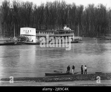 Ferry et rivière. Vicksburg, Mississippi. [Vapeur à aubes Charles J. Miller]. Banque D'Images