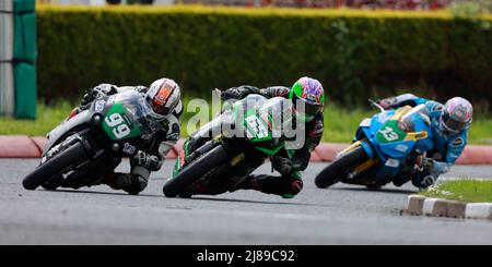 Portrush, Antrim, Irlande du Nord. 14th mai 2022. FonaCAB Nichols courses Northwest 200; Jeremy McWilliams et Michael Sweeney pendant la course SuperTwin crédit: Action plus Sports/Alamy Live News Banque D'Images