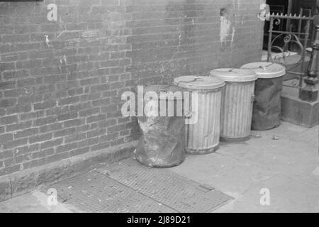 New York, New York. 61st rue entre 1st et 3rd avenues. Poubelles. Banque D'Images