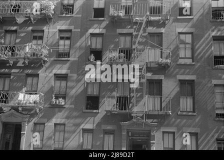 New York, New York. 61st rue entre 1st et 3rd avenues. Façades de maisons. Banque D'Images