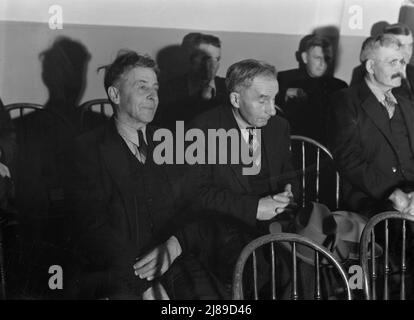 Armée du salut, San Francisco, Californie. Dans le hall, un public attend le retour de l'armée pour l'ouverture de la réunion. Banque D'Images