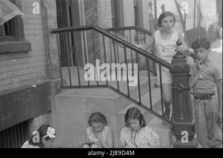 New York, New York. 61st rue entre 1st et 3rd avenues. Enfants jouant dans la rue. Banque D'Images