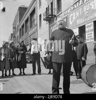 Le pouvoir du Seigneur prêchant par un "soldat" sauvé douze ans auparavant, et avec l'armée depuis. Armée du salut, San Francisco, Californie. Banque D'Images