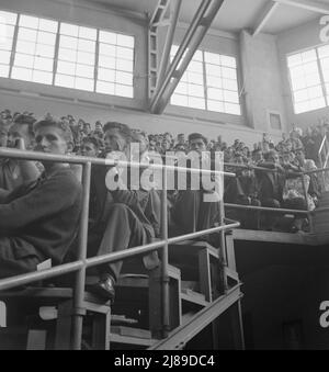 Auditoire étudiant à l'écoute de l'allocution du général Smedley Butler à l'occasion de la Journée de la paix. Berkeley, Californie, Université de Californie. Banque D'Images