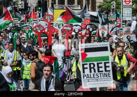 Londres, Royaume-Uni. 14th mai 2022. Les manifestants détiennent chacun des clés symbolisant un an depuis l'invasion de la Palestine par Israël en 1948 lors d'une marche en solidarité avec la Palestine marquant le jour de Nakba dans le centre de Londres. Hier, des affrontements ont eu lieu entre les forces de police israéliennes et les boureurs palestiniens assistant à un cortège funèbre à Jérusalem-est pour le journaliste d'Al Jazeera Shireen Abu Aqla, qui a été tué dans des circonstances contestées lors d'un reportage sur un raid israélien à Djénine, en Cisjordanie, mercredi. Crédit: Wiktor Szymanowicz/Alamy Live News Banque D'Images