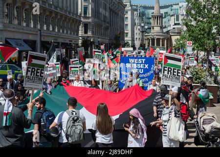 Londres, Royaume-Uni. 14th mai 2022. Des milliers de manifestants défilent dans le centre de Londres en solidarité avec la Palestine le jour de Nakba, lorsque les Palestiniens pleurent l'expulsion de leur patrie en 1948, lors de l'invasion par Israël. Hier, des affrontements ont eu lieu entre les forces de police israéliennes et les boureurs palestiniens assistant à un cortège funèbre à Jérusalem-est pour le journaliste d'Al Jazeera Shireen Abu Aqla, qui a été tué dans des circonstances contestées lors d'un reportage sur un raid israélien à Djénine, en Cisjordanie, mercredi. Crédit: Wiktor Szymanowicz/Alamy Live News Banque D'Images