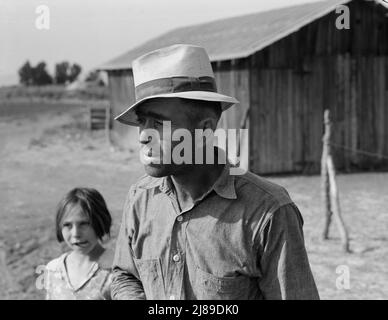 [Sans titre, peut-être lié à: Washington, vallée de Yakima, près de Wapato. Client de réhabilitation rurale (Administration de la sécurité agricole). Portrait de Chris Adolf. « Mon père m'a fait travailler. C'était son erreur, il m'a fait travailler trop dur. J'ai appris sur l'agriculture, mais rien dans les livres."]. Banque D'Images