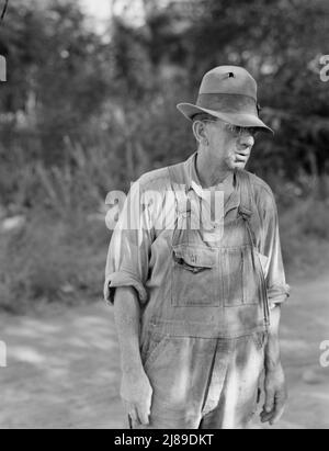 [Sans titre, peut-être lié à: Travailleur migrant dans le camp d'auto. Un seul homme, parle son esprit. « Ils les WPAs nous permettent de rester en vie. Ils ne devraient pas le faire. Il n'est pas juste. Le gouvernement les dépose (c'est-à-dire en travail, Administration des projets - 1939) et ils viennent parce qu'ils sont des sections locales et qu'ils nous prennent les emplois qui n'ont jamais eu quarante-quatre dollars par mois. Je suis sorti de Pennsylvanie, je suis un ouvrier du pétrole. Je m'y passe depuis des années et j'ai vu beaucoup de présidents et beaucoup de systèmes. J'ai voté pour Roosevelt les deux fois et je ne connais aucun président qui s'est penché un jour Banque D'Images