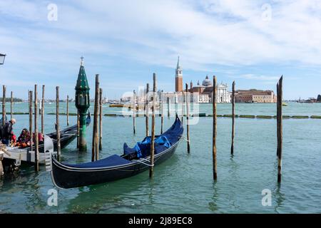 Gondole en attente à San Marco avec San Giorgio Maggiore au loin, Venise, Italie Banque D'Images