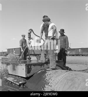 Eau potable pour toute la ville, également pour le camp de migrants de l'autre côté de la route. Tulelake, comté de Siskiyou, Californie. Banque D'Images