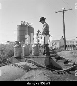 Eau potable pour toute la ville, également pour le camp de migrants de l'autre côté de la route. Tulelake, comté de Siskiyou, Californie. Banque D'Images