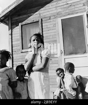 Famille de couleur de proximité de Houston, Texas. Été en Californie pendant deux ans. Le mari est venu le premier, plus tard envoyé pour la femme et deux enfants, qui ont voyagé en bus (sur une voiture autorisée, le prix de six dollars, voyage de nuit et de jour). Mari maintenant sur l'administration de progrès de travaux (WPA). Banque D'Images