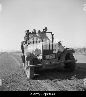 Huit personnes apparentées viennent d'arriver dans ce roadster du Texas. À la recherche d'un emploi comme cueilleurs de pois. Sur les États-Unis 80. Imperial Valley, Californie. Banque D'Images