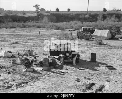 Campé sur la plate. Une famille de cinq enfants a quitté son domicile au Texas en septembre 1938. Ils ont choisi leur chemin à travers le pays en coton du Texas et de l'Arizona. Ils viennent d'entrer en Californie la nuit précédente. Près de Holtville, comté impérial, Californie. Banque D'Images