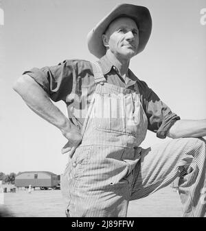 Un agriculteur du Nebraska dans un camp d'urgence pour les travailleurs migrants lors de la récolte du pois déclare : « J'ai mis la mienne dans ce que je pensais être le meilleur investissement -- la bonne vieille terre--mais nous avons également perdu sur cette terre. La société de financement a rattrapé notre retard, la société de prêts hypothécaires a rattrapé notre retard. Réussi à perdre douze mille dollars en trois ans. Mes garçons n'ont pas plus d'avenir que moi jusqu'à ce que je puisse le voir." Il avait été sur la route un peu moins d'un an. Calipatria, comté impérial, Californie. Banque D'Images