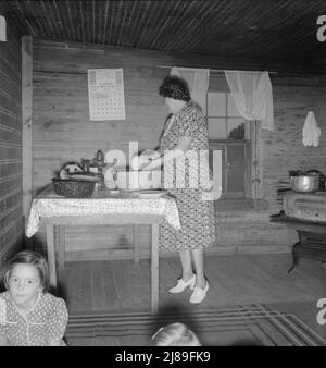 Femme de tabac dans la cuisine de la maison. Comté de Person, Caroline du Nord. Banque D'Images