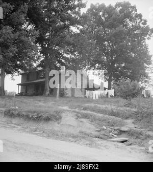 La partie d'un étage et demi de cette maison a été construite il y a cinquante à soixante ans. La pièce de deux étages a été construite en 1900. La ferme appartient à une femme dont le mari est décédé il y a dix-sept ans. Comté de Person, Caroline du Nord. Banque D'Images