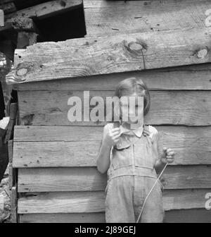 [Sans titre, peut-être lié à: Fille de huit ans qui aide au sujet de la grange de tabac et prend soin du bébé. Granville County, Caroline du Nord]. Banque D'Images