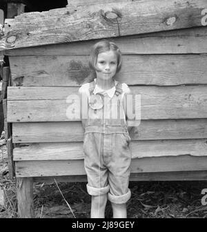 Fille de huit ans qui aide au sujet de la grange de tabac et prend soin du bébé. Granville County, Caroline du Nord. Banque D'Images