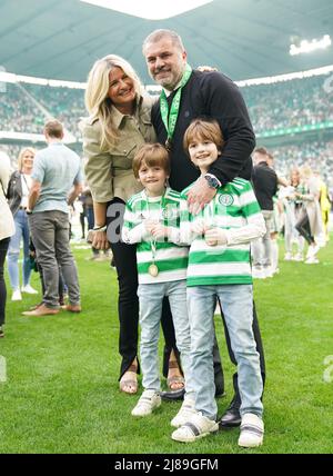 Ange Postecoglou, le directeur du Celtic, avec sa femme Georgia et ses fils Max et Alexi, fêtent après le match cinch Premiership au Celtic Park, Glasgow. Date de la photo: Samedi 14 mai 2022. Banque D'Images