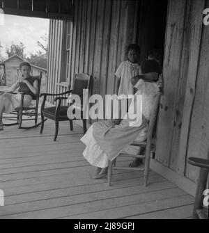 Femme d'un agriculteur locataire avec deux de ses six enfants, dont aucun ne va à l'école. Chatham County, Caroline du Nord. Banque D'Images
