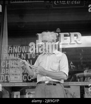 Homme qui était maire de Siler City, en Caroline du Nord, il y a vingt-cinq ans. Regarder de vieilles photos de la ville. Banque D'Images