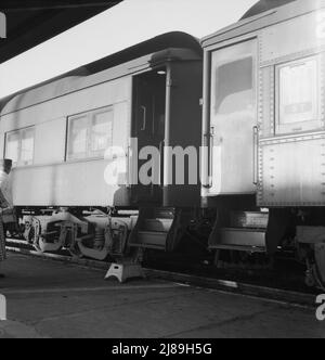 Gares ferroviaires, Kearney, Nebraska. Les passagers des trains terrestres reviennent à leur voiture après dix minutes d'arrêt de train entre San Francisco et Chicago. [Noir Pullman porter]. Banque D'Images