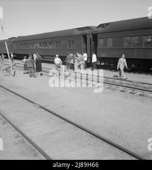 Gares ferroviaires, Kearney, Nebraska. Les passagers des trains terrestres reviennent à leur voiture après dix minutes d'arrêt de train entre San Francisco et Chicago. [Les passagers blancs voyageant en classe touriste sur "le Challeger", et les porteurs noirs Pullman]. Banque D'Images