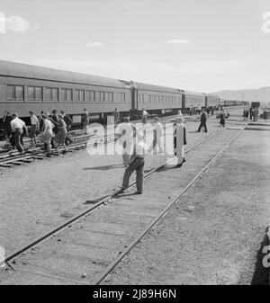 Gares ferroviaires, Kearney, Nebraska. Les passagers des trains terrestres reviennent à leur voiture après dix minutes d'arrêt de train entre San Francisco et Chicago. Banque D'Images