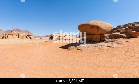 Formation rocheuse en forme de champignon dans le désert de Wadi Rum, une destination touristique populaire de safari et de trekking en Jordanie, au Moyen-Orient Banque D'Images