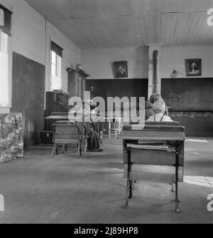 9 h 00 quatre élèves assistent à cette journée, parmi les sept élèves inscrits à l'école du comté de l'est de l'Oregon. Entre Pleasant Valley et Durkee, comté de Baker, Oregon. [Note poêle pour le chauffage, et portraits de George Washington et Abraham Lincoln]. Banque D'Images