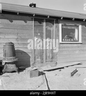 Deux des sept enfants Browning à l'entrée de leur maison de l'Oregon. Ox plat mort. Comté de Malheur, Oregon. Banque D'Images