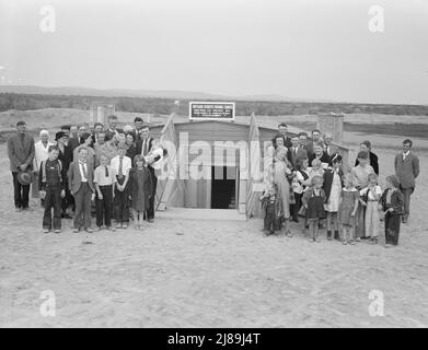 Eglise des amis (Quaker), Dead Ox Flat, comté de Malheur, Oregon. Toute la famille après les services du dimanche matin. Prédicateur est un jeune agriculteur. Homme à gauche tenant bébé. Banque D'Images