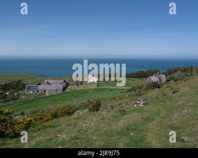 En regardant vers le bas sur la propriété Wardens visiteurs hébergement Abbey ruines et église de Mynydd Enlli sentier de montagne Bardsey Island Gwynedd pays de Galles Royaume-Uni Banque D'Images