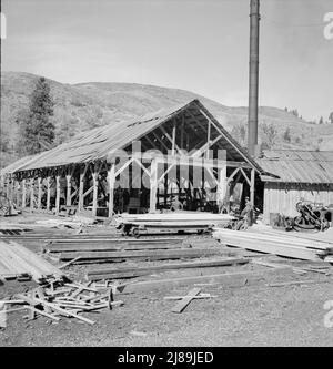 [Sans titre, peut-être lié à: La scierie en exploitation. Il a été construit par les agriculteurs membres de la coopérative de scierie d'Ola GEM County, Idaho]. Banque D'Images