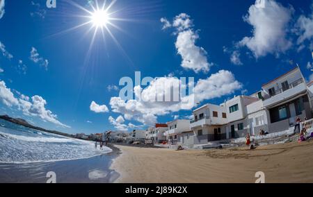 17 février 2022 Playa Ojos de Garza Canary Espagne, une petite plage confortable à l'océan près de l'aéroport avec des maisons colorées près de laquelle la marée vient en c Banque D'Images