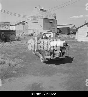 Une partie de la famille vient pour le travail dans les pommes de terre. Tulelake, comté de Siskiyou, Californie. Ils ont quitté leur maison en Turquie, au Texas, en novembre 1938. Coton cueilli en Arizona jusqu'au mois de mars. Fruits cueillis dans l'Oregon jusqu'en juin. Pruneaux cueillis dans l'Idaho jusqu'en septembre 15th. [Panneau: 'California M.F. Tule Lake & amp; Dixon Calif.]. Banque D'Images