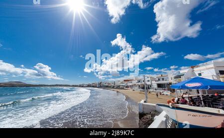 17 février 2022 Playa Ojos de Garza Canary Espagne, une petite plage confortable à l'océan près de l'aéroport avec des maisons colorées près de laquelle la marée vient en c Banque D'Images