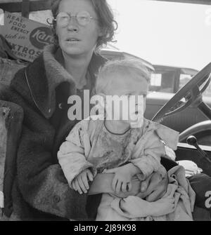 Mère et bébé de famille sur la route. Tulelake, comté de Siskiyou, Californie. Banque D'Images