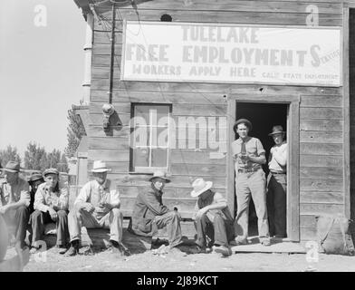 Bureau du Service de l'emploi de l'État de Californie. Tulelake, comté de Siskiyou, Californie. Ce bureau est à 500 mètres du camp des cueilleurs de pommes de terre. Ce bureau a effectué 2 452 placements individuels auprès des producteurs en cinq semaines (saison 1938). [Signe: 'Tulelake Free Employment Service - les travailleurs postulez ici']. Banque D'Images