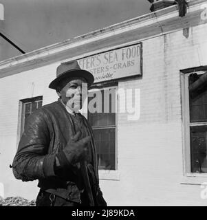 [Photo sans titre, peut-être liée à: Washington, D.C. Dock Worker]. Banque D'Images