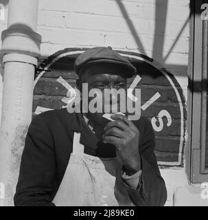 [Photo sans titre, peut-être liée à: Washington, D.C. Dock Worker]. Banque D'Images