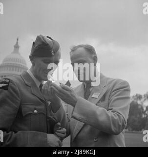 [Photo sans titre, peut-être liée à: Washington, D.C. Assemblée internationale des étudiants. De gauche à droite : l'officier pilote Carlysle Blackie, un délégué de la Nouvelle-Zélande; Thorvaldur Thorarinsson, un délégué de l'Islande; Bryan J. Kellaway, un délégué de l'Australie; l'officier pilote Russell Garlick, un délégué de la Nouvelle-Zélande]. Banque D'Images