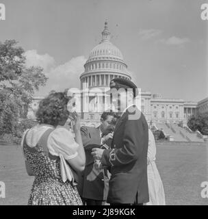 Washington, D.C. Assemblée étudiante internationale. Diana Mowrer, des États-Unis; Abd El Hamid Zaki, de l'Égypte; et sous-lieutenant Richard Miles, de la Grande-Bretagne, au Capitole. Banque D'Images