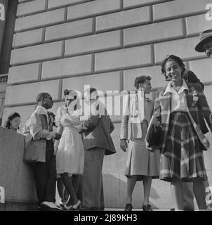 Washington, D.C. Assemblée étudiante internationale. Étudiants devant l'auditorium interministériel. Banque D'Images