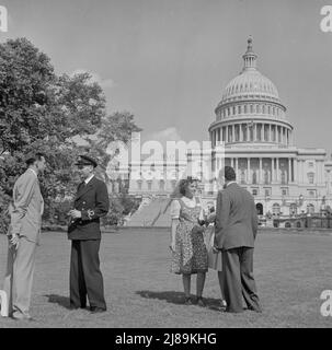 Washington, D.C. Assemblée étudiante internationale. De gauche à droite : Diana Mowrer, déléguée des États-Unis, étudiante au Wellesley College, sous-lieutenant Richard Miles de Grande-Bretagne; Barbro Skagerlind, déléguée de Suède; Abd El Hamid Zaki, déléguée de l'Égypte; au Capitole. Banque D'Images